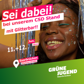 Ein Foto einer lachenden Person mit Glitzer im Gesicht. Darauf steht ein Text "Sei dabei! bei unserem CSD Stand mit Glitterbar! 11+12.Juni 2022 , Mainzerstraße Saarbrücken