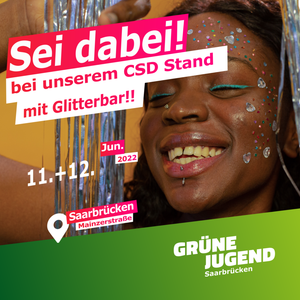 Ein Foto einer lachenden Person mit Glitzer im Gesicht. Darauf steht ein Text "Sei dabei! bei unserem CSD Stand mit Glitterbar! 11+12.Juni 2022 , Mainzerstraße Saarbrücken
