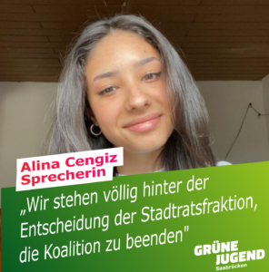Ein Foto von Alina Cengiz. Darauf ein Textfeld: " Alina Cengiz, Sprecherin: " Wir stehen völlig hinter der Entscheidung der Stadtratsfraktion, die Koalition zu beenden"