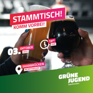 Ein Foto von zwei Biergläsern beim anstoßen. Darauf steht: ! Stammtisch! Komm vorbei! 03.Oktober 2022, 19 Uhr, Saarbrücken, Ratskeller